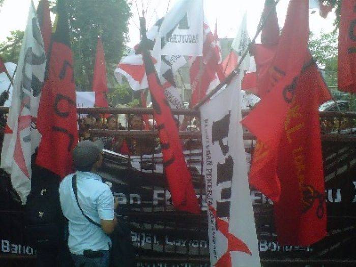 Kawal Sidang Perburuhan, Massa Buruh Geruduk PN Surabaya Kawal Sidang Perburuhan, Massa Buruh Geruduk PN Surabaya