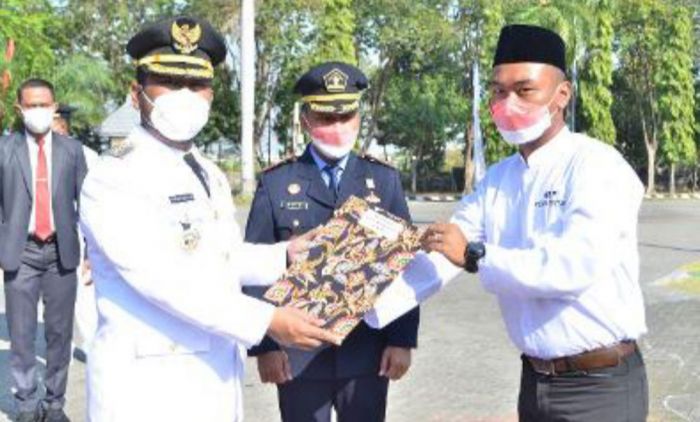 Upacara HUT RI ke-76, Bupati Gus Yani Serahkan Satya Lencana Kepada 370 ASN dan Remisi 408 WBP Upacara HUT RI ke-76, Bupati Gus Yani Serahkan Satya Lencana Kepada 370 ASN dan Remisi 408 WBP