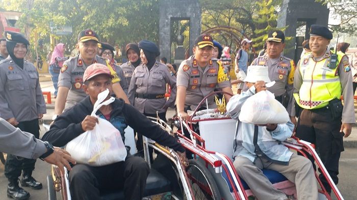 Jelang Puncak Peringatan Hari Bhayangkara ke-73, Polres Bangkalan Berbagi Sembako