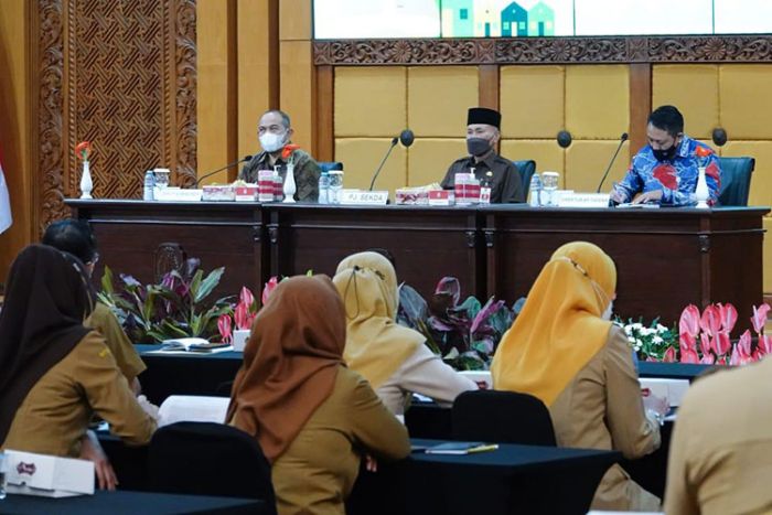 Pj. Sekdaprov Jatim Minta Data Peserta PNS Jatim di BP Tapera Jatim Segera Diperbarui Pj. Sekdaprov Jatim Minta Data Peserta PNS Jatim di BP Tapera Jatim Segera Diperbarui