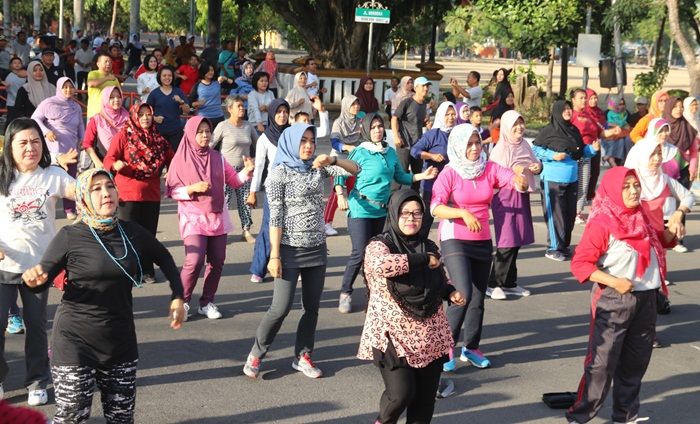 Suara Via Vallen Iringi Senam Bareng Ribuan Warga Ngawi Suara Via Vallen Iringi Senam Bareng Ribuan Warga Ngawi