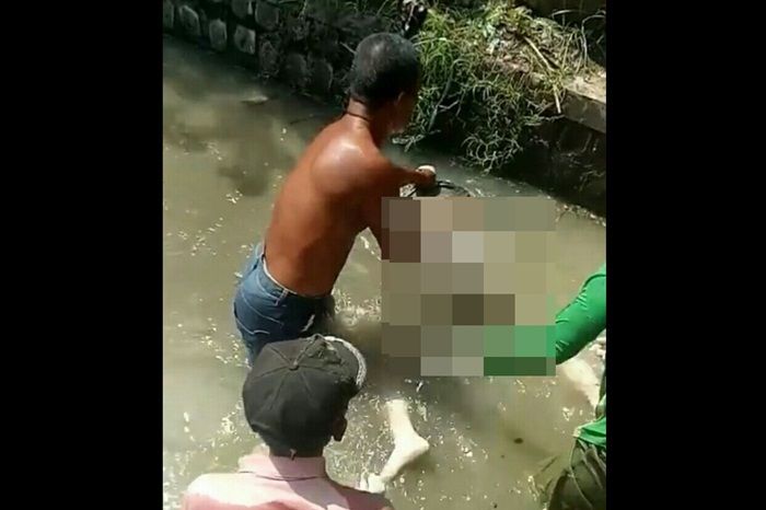 Korek Sampah di Sungai, Warga Sawocangkir Sidoarjo Temukan Sosok Mayat Tanpa Identitas Korek Sampah di Sungai, Warga Sawocangkir Sidoarjo Temukan Sosok Mayat Tanpa Identitas