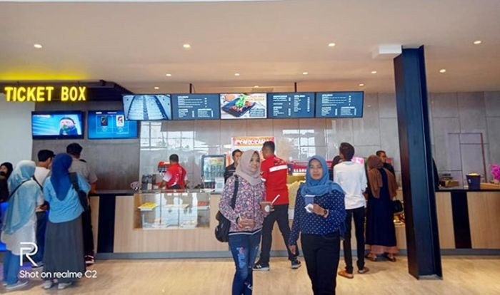 Pemutaran Perdana Film di Gedung Bioskop Kota Cinema Mall Pamekasan, Penonton Membeludak Pemutaran Perdana Film di Gedung Bioskop Kota Cinema Mall Pamekasan, Penonton Membeludak