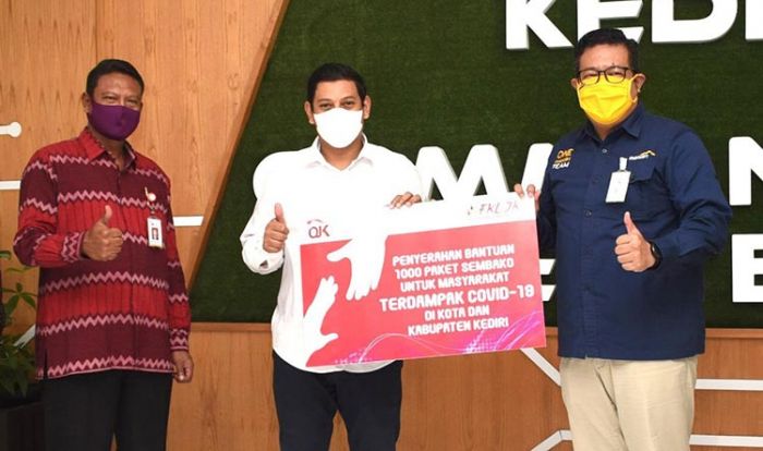 Wali Kota Kediri Terima 500 Paket Bantuan Sosial dari Forum Komunikasi Lembaga Jasa Keuangan Wali Kota Kediri Terima 500 Paket Bantuan Sosial dari Forum Komunikasi Lembaga Jasa Keuangan