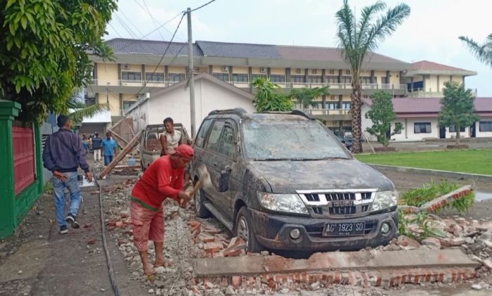 Angin Kencang Sapu Blitar Raya: Bangunan Rusak, Puluhan Pohon Tumbang, Satu Tower Roboh Angin Kencang Sapu Blitar Raya: Bangunan Rusak, Puluhan Pohon Tumbang, Satu Tower Roboh