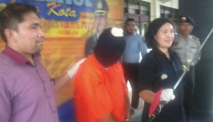 Kesal Ibunya Sering Dianiaya, Pria di Malang ini Tebas Kakak Iparnya Sendiri Pakai Samurai Kesal Ibunya Sering Dianiaya, Pria di Malang ini Tebas Kakak Iparnya Sendiri Pakai Samurai