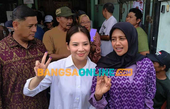 Gunakan Hak Pilihnya, Bunda Fey Didampingi Regina Jalan Kaki ke TPS 04 Gunakan Hak Pilihnya, Bunda Fey Didampingi Regina Jalan Kaki ke TPS 04