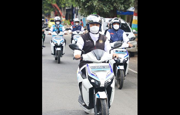 Naiki Motor Listrik Gesits di Jember, Gubernur Khofifah Siap Dukung Inpres Nomor 7 Tahun 2022