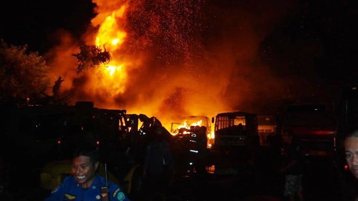 Kebakaran Gudang Besi Tua di Kletek Sidoarjo, Diduga Akibat Bakar-bakar Sampah