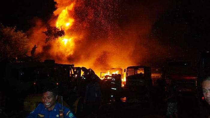 Kebakaran Gudang Besi Tua di Kletek Sidoarjo, Diduga Akibat Bakar-bakar Sampah Kebakaran Gudang Besi Tua di Kletek Sidoarjo, Diduga Akibat Bakar-bakar Sampah
