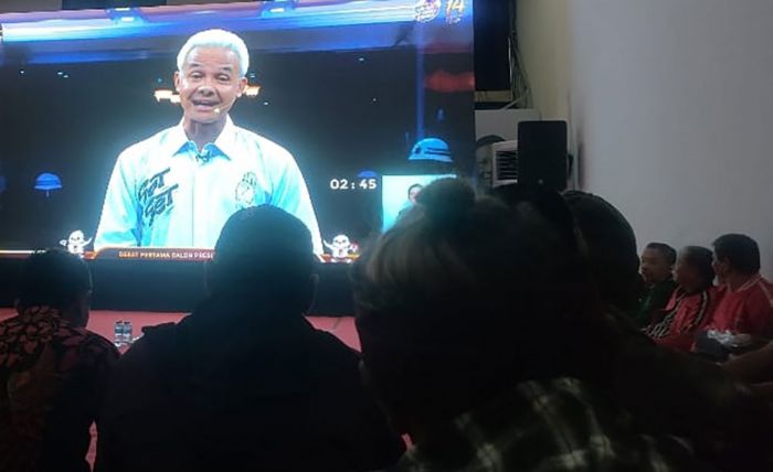 Bupati Kediri Ikut Nonton Bareng Acara Debat Pertama Calon Presiden