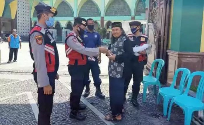 Cegah Penyebaran Covid-19, Ini yang Dilakukan Satsabhara Polres Batu di Masjid An-Nur 