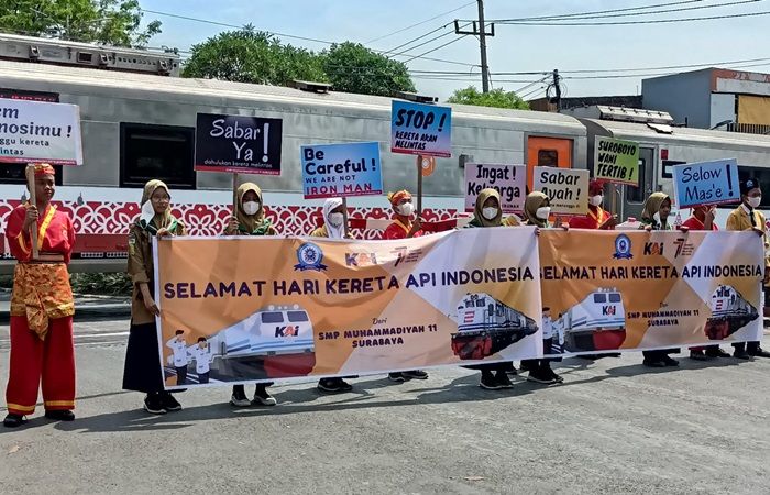 Sambut Hari Kereta Api Nasional, SMPM 11 Surabaya Imbau Keselamatan Pengendara di Perlintasan KA Sambut Hari Kereta Api Nasional, SMPM 11 Surabaya Imbau Keselamatan Pengendara di Perlintasan KA