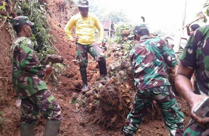 Koramil Grogol Bantu Pemulihan Longsor di Kalipang Kediri Koramil Grogol Bantu Pemulihan Longsor di Kalipang Kediri