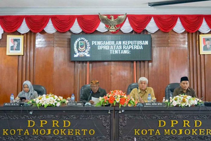 DPRD dan Wali Kota Kota Mojokerto Tetapkan Dua Raperda DPRD dan Wali Kota Kota Mojokerto Tetapkan Dua Raperda