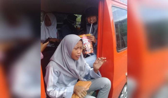 Siswa Diliburkan, Pendapatan Sopir Angkot Turun 80 Persen Siswa Diliburkan, Pendapatan Sopir Angkot Turun 80 Persen