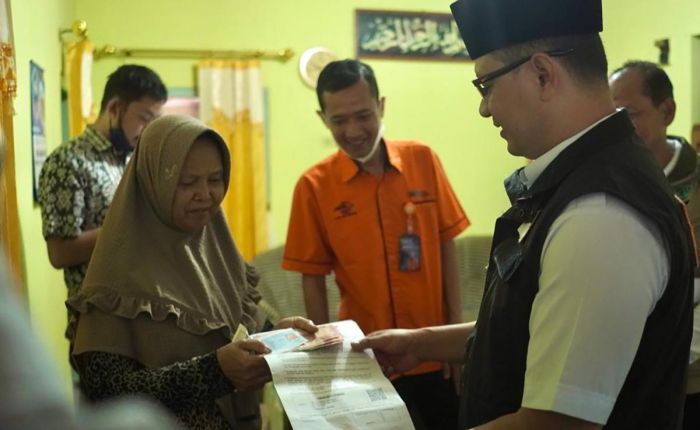 Pj Wali Kota Batu Salurkan Program Sembako pada 121 KPM Secara Simbolis Pj Wali Kota Batu Salurkan Program Sembako pada 121 KPM Secara Simbolis