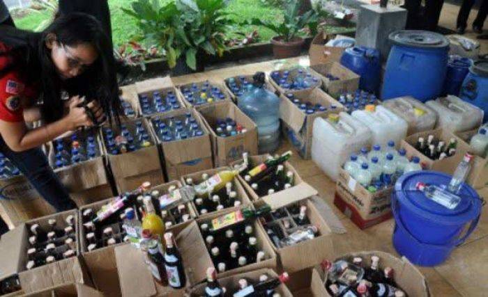 Gerebek Warung, Sita Ratusan Botol Miras Gerebek Warung, Sita Ratusan Botol Miras
