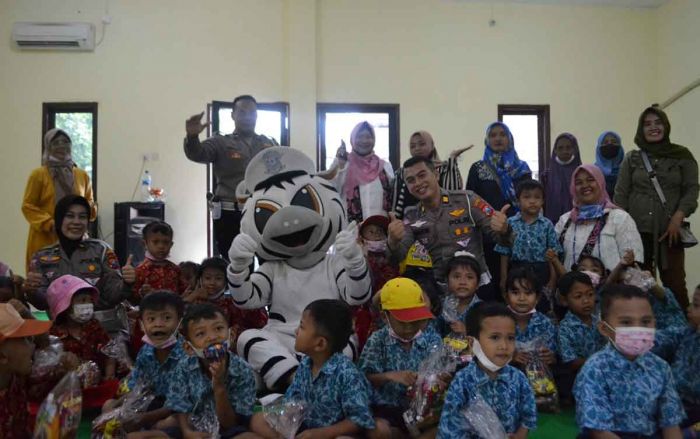 Polisi di Sidoarjo Kenalkan Peraturan Lalu Lintas untuk Siswa TK Polisi di Sidoarjo Kenalkan Peraturan Lalu Lintas untuk Siswa TK