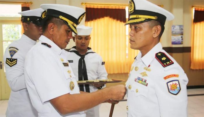 Dansatran Koarmada II Memimpin Pengukuhan Komandan KRI Kakap-881