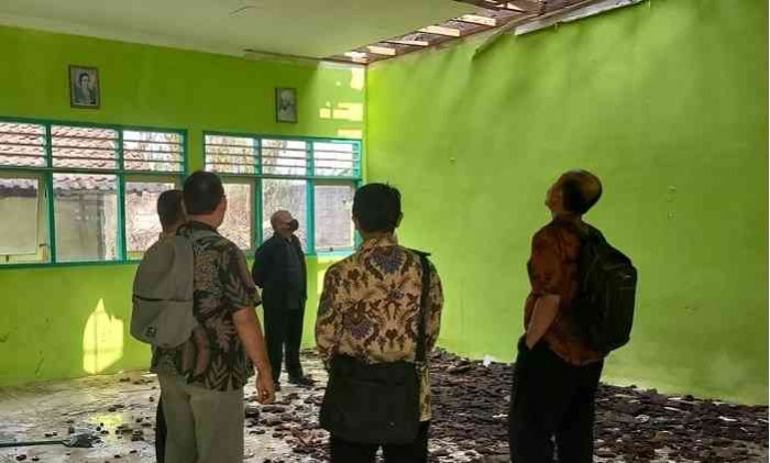 Usai Terbakar, Kepala Dinas Pendidikan Kabupaten Kediri Tinjau Gedung SDN Jatirejo