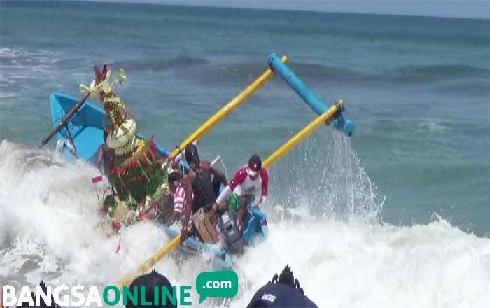 Dramatis, Perahu Pengangkut Gunungan Larung Sesaji Pantai Serang Nyaris Terbalik Dramatis, Perahu Pengangkut Gunungan Larung Sesaji Pantai Serang Nyaris Terbalik