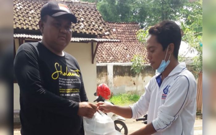 Relawan PKB Situbondo Bagikan Ratusan Nasi Bungkus ke Korban Puting Beliung