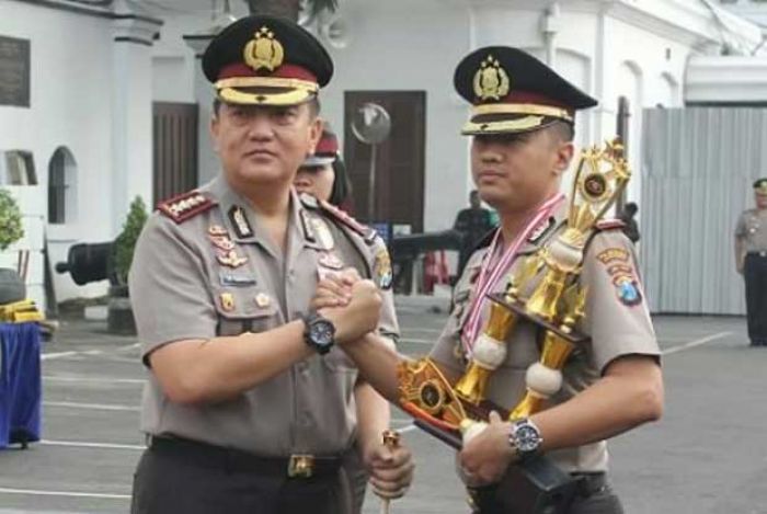 Kapolrestabes Surabaya Beri Penghargaan kepada 10 Kapolsek Terbaik Kapolrestabes Surabaya Beri Penghargaan kepada 10 Kapolsek Terbaik