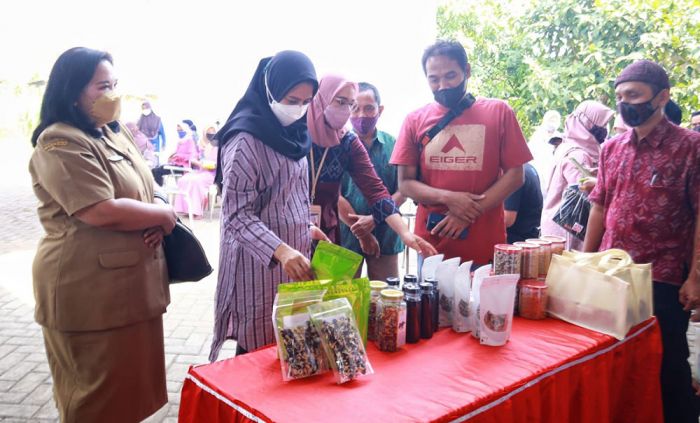 Ketua Dekranasda Kota Kediri Arahkan Produk dari Tenun Ikat Ikuti Tren Masa Kini Ketua Dekranasda Kota Kediri Arahkan Produk dari Tenun Ikat Ikuti Tren Masa Kini
