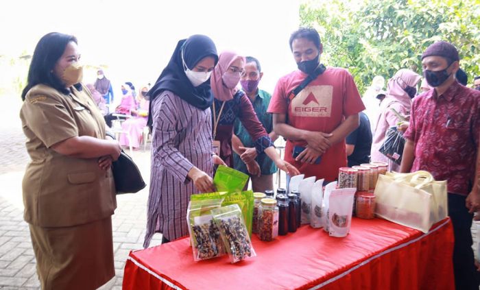 Ketua Dekranasda Kota Kediri Arahkan Produk dari Tenun Ikat Ikuti Tren Masa Kini