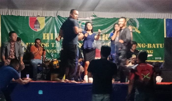 Nonton Hiburan Orkes, Cara Satgas TMMD Lepas Penat Nonton Hiburan Orkes, Cara Satgas TMMD Lepas Penat