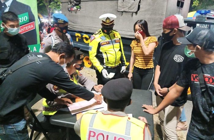 Operasi Gabungan Petugas di Sidoarjo Amankan 12 Pelanggar Prokes Covid-19 Operasi Gabungan Petugas di Sidoarjo Amankan 12 Pelanggar Prokes Covid-19