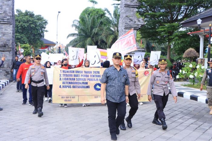 Kapolres Madiun Pimpin Langsung Personel Pengamanan Aksi Damai Hari Buruh di Caruban Kapolres Madiun Pimpin Langsung Personel Pengamanan Aksi Damai Hari Buruh di Caruban