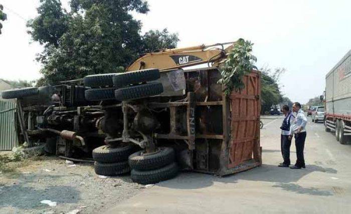 Bus Tabrak Truk Tronton di By Pass Mojokerto, Tiga Penumpang Luka Berat Bus Tabrak Truk Tronton di By Pass Mojokerto, Tiga Penumpang Luka Berat