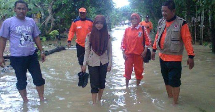 Luberan Air Bengawan Solo di Tuban Mulai Masuk Pemukiman Luberan Air Bengawan Solo di Tuban Mulai Masuk Pemukiman
