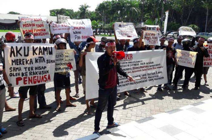 Massa Gempur Demo Pemkab Gresik, Tagih Janji Bupati Massa Gempur Demo Pemkab Gresik, Tagih Janji Bupati