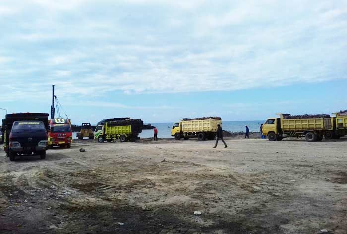 Proyek Dermaga Pelabuhan Jangkar Senilai 47 M Milik Pemprov Jatim Diduga Gunakan Material Ilegal Proyek Dermaga Pelabuhan Jangkar Senilai 47 M Milik Pemprov Jatim Diduga Gunakan Material Ilegal