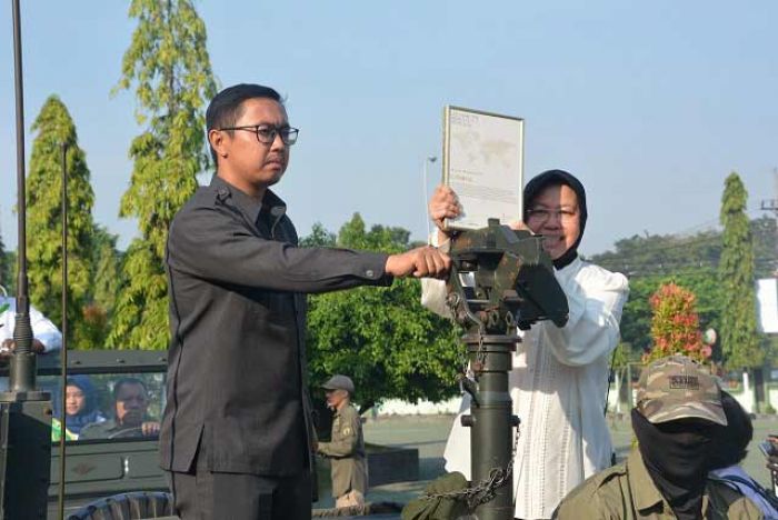 Start Arak-arakan Lee Kwan Yew World dari Korem Bhaskara Jaya Start Arak-arakan Lee Kwan Yew World dari Korem Bhaskara Jaya
