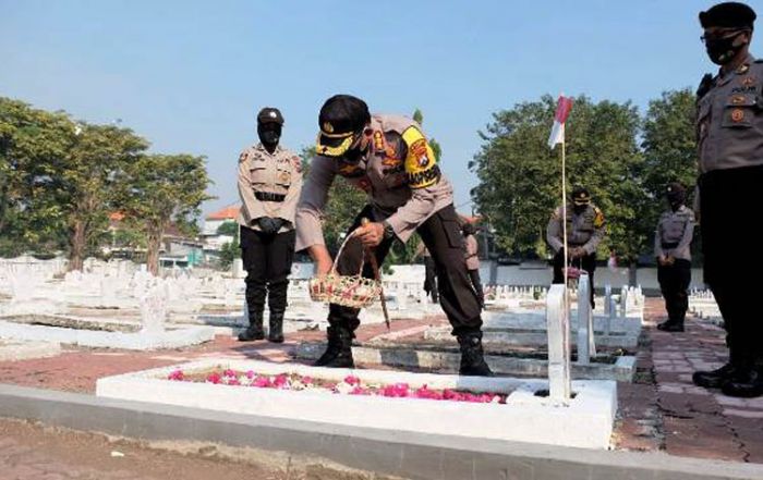 Jelang Hari Bhayangkara ke-74, Polresta Sidoarjo Lakukan Ziarah Makam Pahlawan