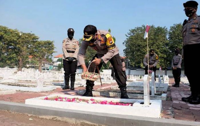 Jelang Hari Bhayangkara ke-74, Polresta Sidoarjo Lakukan Ziarah Makam Pahlawan Jelang Hari Bhayangkara ke-74, Polresta Sidoarjo Lakukan Ziarah Makam Pahlawan