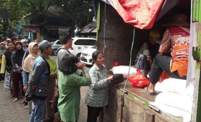 Cegah Sembako Operasi Pasar Diborong, Pembeli Diabsen Pakai Tinta Cegah Sembako Operasi Pasar Diborong, Pembeli Diabsen Pakai Tinta