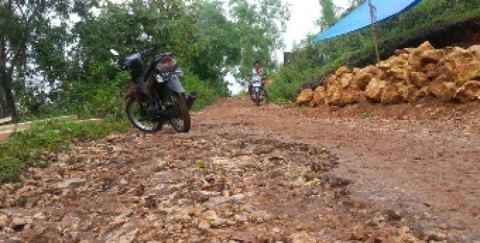 Jalan Poros Desa Duko di Sumenep Rusak Parah, Pemerintah Tutup Mata
