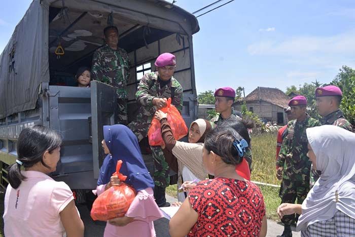 Banjir Mulai Surut, Satgas Lantamal V Bagikan Bahan Kontak dan Pulangkan Pengungsi