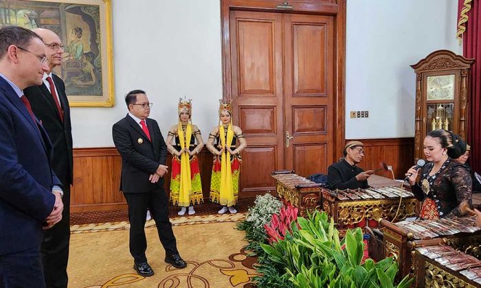 Pj. Gubernur Adhy dan Dubes Ceko Bahas Rencana Pengembangan Transportasi Publik Berbasis Digital Pj. Gubernur Adhy dan Dubes Ceko Bahas Rencana Pengembangan Transportasi Publik Berbasis Digital