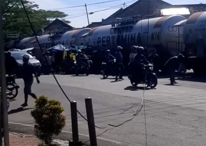 Kereta Api Pengangkut BBM Tabrak Mobil Hingga Remuk di Malang Kereta Api Pengangkut BBM Tabrak Mobil Hingga Remuk di Malang