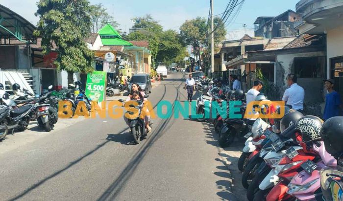 Parkir Motor Pelajar Meluber ke Jalan, Warga Kaliputih Batu Mengeluh Parkir Motor Pelajar Meluber ke Jalan, Warga Kaliputih Batu Mengeluh