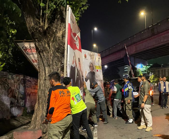 KPU Jatim Mulai Bersihkan APK Pemilu 2024 di Wilayah Surabaya-Sidoarjo KPU Jatim Mulai Bersihkan APK Pemilu 2024 di Wilayah Surabaya-Sidoarjo
