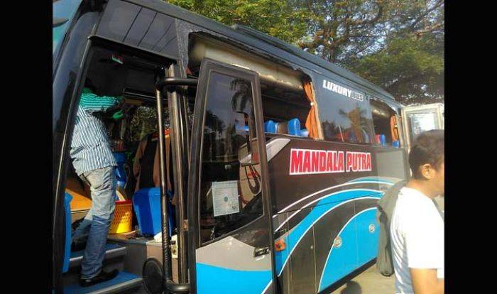 Kendaraan Suporter MU Hancur, Dihujani Batu Suporter Arema Kendaraan Suporter MU Hancur, Dihujani Batu Suporter Arema