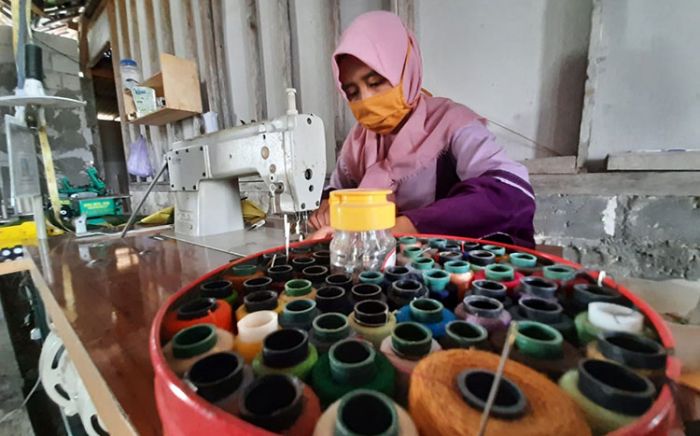 Siti Hamidah, IRT yang Sukses Jadi Penjahit, Berkat Pelatihan dari PEPC Siti Hamidah, IRT yang Sukses Jadi Penjahit, Berkat Pelatihan dari PEPC