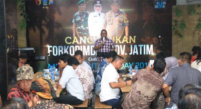 Cangkrukan Bareng Buruh, Gubernur dan Kapolda Jatim Berharap May Day Berlangsung Aman dan Damai Cangkrukan Bareng Buruh, Gubernur dan Kapolda Jatim Berharap May Day Berlangsung Aman dan Damai